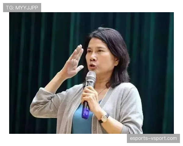 高磊去便利店买夜宵，结账那一瞬像走红毯，我在旁边尴尬偷笑